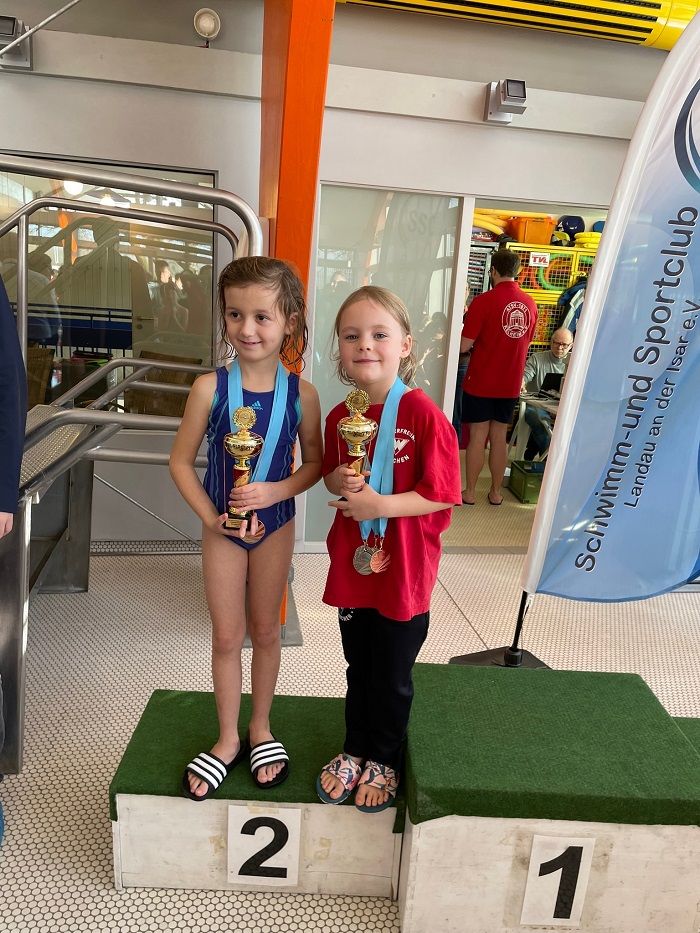zwei kleine Mädels mit Pokal und Medaille